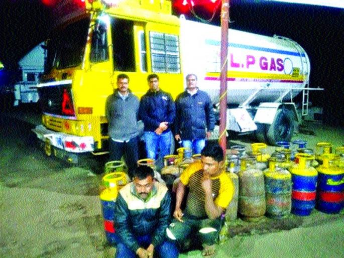 The two cheats are bound by chains | गॅसचोरी करणाऱ्या दोघांना बेड्या The two cheats are bound by chains | गॅसचोरी करणाऱ्या दोघांना बेड्या