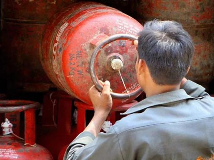 Relief for housewives We should also be considered while making a decision the opinion of the gas distribution company | गृहिणींना दिलासा; निर्णय घेताना आमचाही विचार करावा, गॅस वितरक कंपनीचे मत Relief for housewives We should also be considered while making a decision the opinion of the gas distribution company | गृहिणींना दिलासा; निर्णय घेताना आमचाही विचार करावा, गॅस वितरक कंपनीचे मत