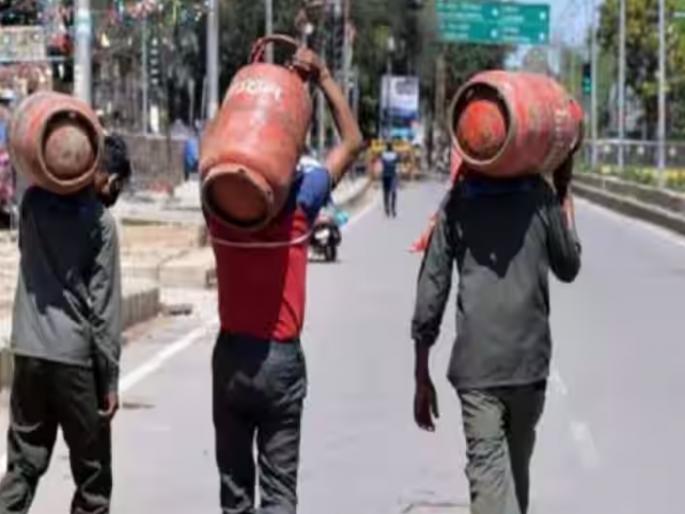 Already with inflation, GST has to be paid on gas cylinders as well | आधीच महागाई त्यात गॅस सिलिंडरवरही द्यावा लागतोय जीएसटी Already with inflation, GST has to be paid on gas cylinders as well | आधीच महागाई त्यात गॅस सिलिंडरवरही द्यावा लागतोय जीएसटी