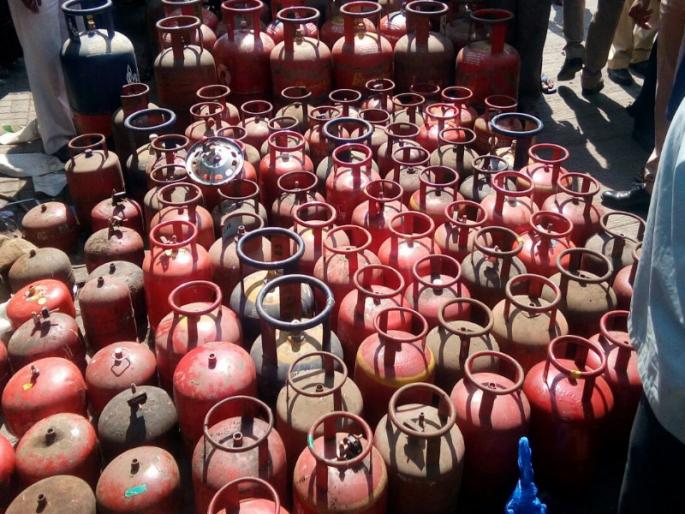 Two injured in gas cylinder blast in Aundh area of Pune | पुण्यातील औंध परिसरात गॅस सिलेंडरच्या स्फोटात दोन जखमी Two injured in gas cylinder blast in Aundh area of Pune | पुण्यातील औंध परिसरात गॅस सिलेंडरच्या स्फोटात दोन जखमी