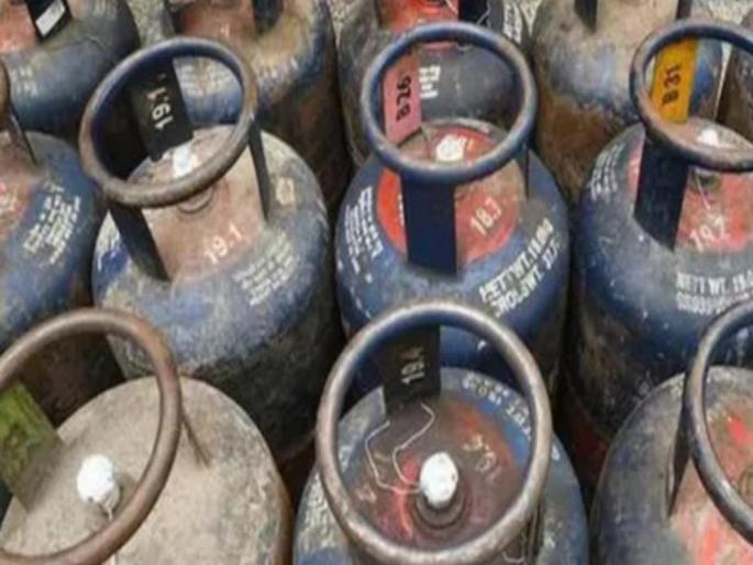 Black market of commercial gas 72 tanks seized Sinhagad Road police take action | व्यावसायिक गॅसचा काळा बाजार; ७२ टाक्या पकडल्या, सिंहगड रोड पोलिसांची धडक कारवाई Black market of commercial gas 72 tanks seized Sinhagad Road police take action | व्यावसायिक गॅसचा काळा बाजार; ७२ टाक्या पकडल्या, सिंहगड रोड पोलिसांची धडक कारवाई