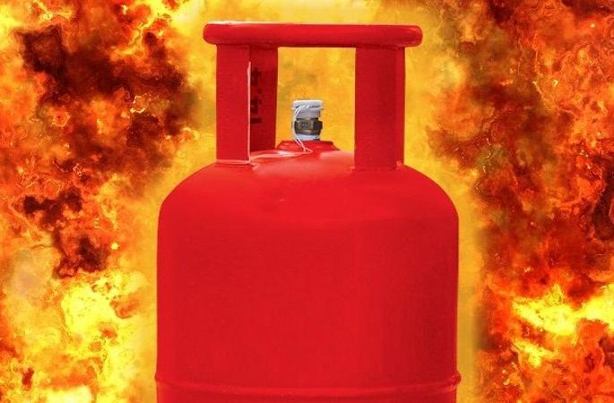 A sudden explosion occurred while changing a gas cylinder; Mother and daughter injured | गॅस सिलेंडर बदलत असताना झाला अचानक स्फोट; आई व मुलगी जखमी A sudden explosion occurred while changing a gas cylinder; Mother and daughter injured | गॅस सिलेंडर बदलत असताना झाला अचानक स्फोट; आई व मुलगी जखमी