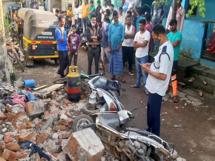 Four people lost their lives in the cylinder explosion | दोघे गंभीर: सिलिंडर स्फोटात भाजलेल्या चौघांनी गमावले प्राण Four people lost their lives in the cylinder explosion | दोघे गंभीर: सिलिंडर स्फोटात भाजलेल्या चौघांनी गमावले प्राण