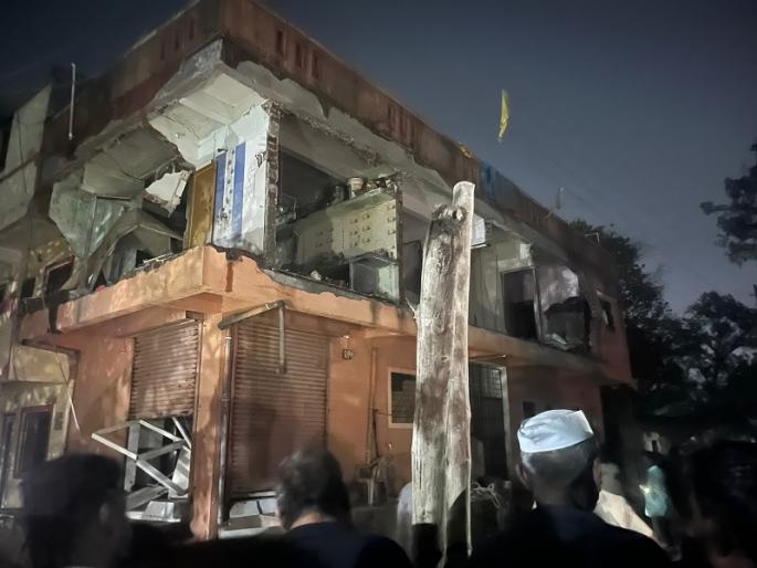 Gas cylinder explosion in Chakan; One woman died and 8 people were injured | Pune | चाकणला गॅस सिलिंडरचा स्फोट; एका महिलेचा मृत्यू तर ८ जण जखमी Gas cylinder explosion in Chakan; One woman died and 8 people were injured | Pune | चाकणला गॅस सिलिंडरचा स्फोट; एका महिलेचा मृत्यू तर ८ जण जखमी