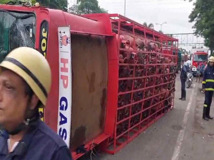 Gas cylinder truck overturned on Thane Belapur Road | ठाणे बेलापूर रोडवर गॅस सिलेंडरचा ट्रक पलटी; मोठी हानी टळली Gas cylinder truck overturned on Thane Belapur Road | ठाणे बेलापूर रोडवर गॅस सिलेंडरचा ट्रक पलटी; मोठी हानी टळली