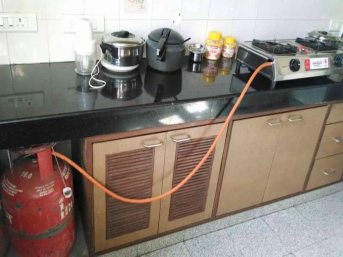 Kitchen Tips: When to change the gas cylinder hose? Know these rules to avoid explosion! | Kitchen Tips: गॅस सिलेंडरची नळी कधी बदलायची? स्फोट टाळण्यासाठी माहीत हवे 'हे' नियम! Kitchen Tips: When to change the gas cylinder hose? Know these rules to avoid explosion! | Kitchen Tips: गॅस सिलेंडरची नळी कधी बदलायची? स्फोट टाळण्यासाठी माहीत हवे 'हे' नियम!