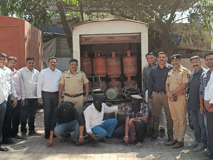 'They' used to deliver light weight gas cylinders door to door illegally extracting gas in commercial cylinders | ‘ते’ कमी वजनाचे गॅस सिलेंडर पोहोचवायचे घरोघरी अवैधरित्या गॅस काढून कमर्शियल सिलेंडरममध्ये 'They' used to deliver light weight gas cylinders door to door illegally extracting gas in commercial cylinders | ‘ते’ कमी वजनाचे गॅस सिलेंडर पोहोचवायचे घरोघरी अवैधरित्या गॅस काढून कमर्शियल सिलेंडरममध्ये