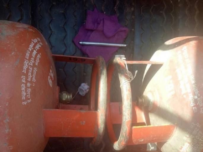 industry of gas theft started at home! Domestic gas is sold in small cylinders | Pimpri Chinchwad: घरातच थाटला गॅसचोरीचा उद्योग! घरगुती वापराचा गॅस लहान सिलिंडरमध्ये भरून विकायचे industry of gas theft started at home! Domestic gas is sold in small cylinders | Pimpri Chinchwad: घरातच थाटला गॅसचोरीचा उद्योग! घरगुती वापराचा गॅस लहान सिलिंडरमध्ये भरून विकायचे