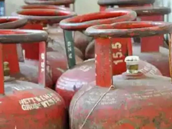 from domestic use cylinders to vehicles; Gas was being filled, 40 cylinders seized | घरगुती वापराच्या सिलिंडरमधून वाहनात; भरला जात होता गॅस, ४० सिलिंडर जप्त from domestic use cylinders to vehicles; Gas was being filled, 40 cylinders seized | घरगुती वापराच्या सिलिंडरमधून वाहनात; भरला जात होता गॅस, ४० सिलिंडर जप्त