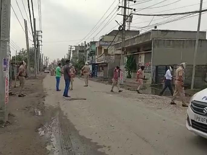 In Ludhiana, Punjab, there was a major accident due to toxic gas leakage, 9 people died, many were unconscious | पंजाबमधील लुधियाना येथे विषारी वायूची गळती होऊन मोठी दुर्घटना, ११ जणांचा मृत्यू, अनेकजण बेशुद्ध In Ludhiana, Punjab, there was a major accident due to toxic gas leakage, 9 people died, many were unconscious | पंजाबमधील लुधियाना येथे विषारी वायूची गळती होऊन मोठी दुर्घटना, ११ जणांचा मृत्यू, अनेकजण बेशुद्ध