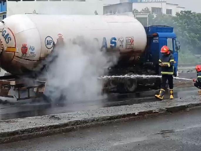 Gas tanker caught fire in Bhiwandi; fortunately a major accident was avoided; | भिवंडीत गॅस टँकरला आग;सुदैवाने मोठी दुर्घटना टळली; मुंबई नाशिक महामार्गावरील वाहतूक एक तास ठप्प Gas tanker caught fire in Bhiwandi; fortunately a major accident was avoided; | भिवंडीत गॅस टँकरला आग;सुदैवाने मोठी दुर्घटना टळली; मुंबई नाशिक महामार्गावरील वाहतूक एक तास ठप्प