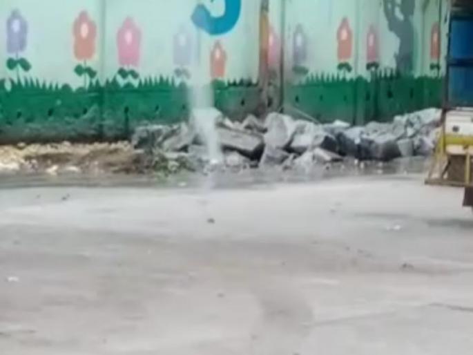 CNG gas pipeline break at Gultekdi; Frightened citizens fled the house | गुलटेकडीला सीएनजी गॅस वाहिनी फुटली; घाबरलेले नागरिक पळाले घराबाहेर CNG gas pipeline break at Gultekdi; Frightened citizens fled the house | गुलटेकडीला सीएनजी गॅस वाहिनी फुटली; घाबरलेले नागरिक पळाले घराबाहेर