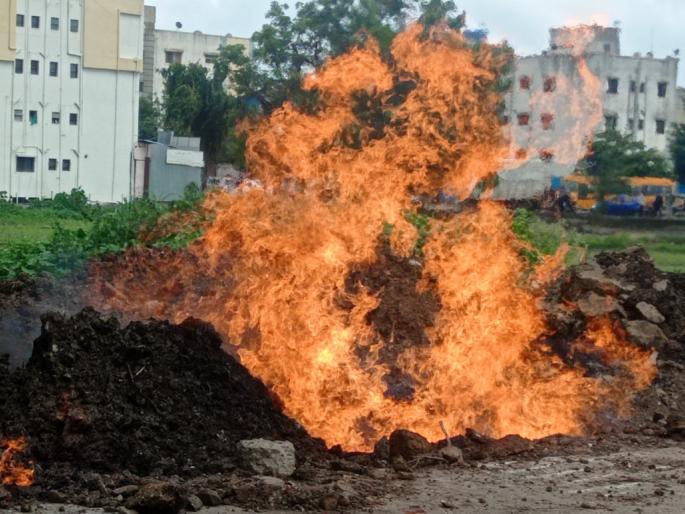 MNGL's pipeline broke while and fire incidents in Pimple Gurav | पिंपळे गुरवमध्ये खोदकाम सुरू असताना 'एमएनजीएल'ची पाईपलाईन फुटली; गॅस गळती होऊन आगीची दुर्घटना MNGL's pipeline broke while and fire incidents in Pimple Gurav | पिंपळे गुरवमध्ये खोदकाम सुरू असताना 'एमएनजीएल'ची पाईपलाईन फुटली; गॅस गळती होऊन आगीची दुर्घटना