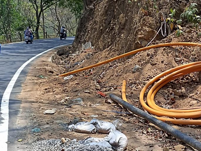 Fear of accidents on roads in Malgaon valley during monsoon, gas pipeline work in partial condition | Sindhudurg: पावसाळ्यात मळगाव घाटीतील रस्त्यावर अपघाताची भिती, गॅस पाईपलाईनचे काम अर्धवट स्थितीत 