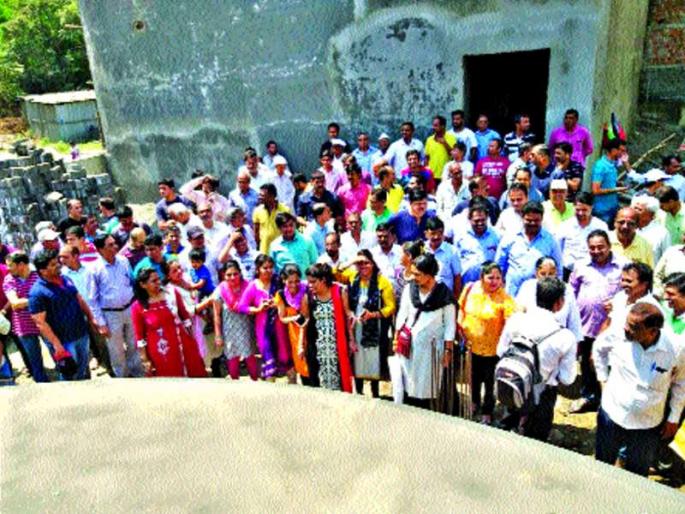 Shouting against the biogas project, resident of Rajunagar in Dombivli | बायोगॅस प्रकल्पाविरोधात घोषणाबाजी, डोंबिवलीतील राजूनगरमधील रहिवासी आक्रमक Shouting against the biogas project, resident of Rajunagar in Dombivli | बायोगॅस प्रकल्पाविरोधात घोषणाबाजी, डोंबिवलीतील राजूनगरमधील रहिवासी आक्रमक