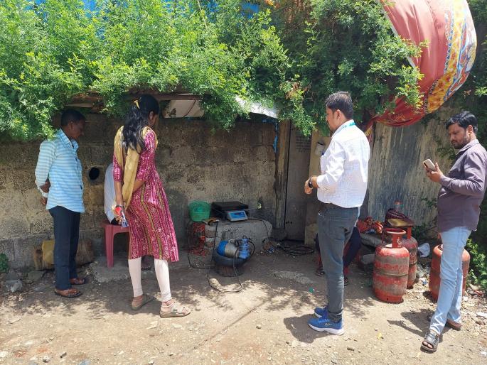 Supply department raids while refilling domestic gas in Sangli, case registered | सांगलीत घरगुती गॅसचे रिफिलिंग करताना पुरवठा विभागाच्या धाडी, गुन्हा दाखल Supply department raids while refilling domestic gas in Sangli, case registered | सांगलीत घरगुती गॅसचे रिफिलिंग करताना पुरवठा विभागाच्या धाडी, गुन्हा दाखल