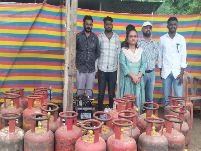 Supply branch takes action against those illegally filling gas in rickshaws and other vehicles in Karad | Satara: कऱ्हाडात जीवघेणा उद्योग; वाहनात भरला जातोय घरगुती गॅस सिलिंडर Supply branch takes action against those illegally filling gas in rickshaws and other vehicles in Karad | Satara: कऱ्हाडात जीवघेणा उद्योग; वाहनात भरला जातोय घरगुती गॅस सिलिंडर