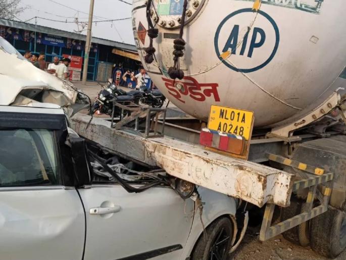 Horrific accident car of the young people returning from the wedding hit a gas tanker, 2 people died and one was injured | भीषण अपघात! लग्नावरून परतणाऱ्या तरुणांची कार गॅस टँकरला धडकली, २ जणांचा मृत्यू ,एक जखमी Horrific accident car of the young people returning from the wedding hit a gas tanker, 2 people died and one was injured | भीषण अपघात! लग्नावरून परतणाऱ्या तरुणांची कार गॅस टँकरला धडकली, २ जणांचा मृत्यू ,एक जखमी