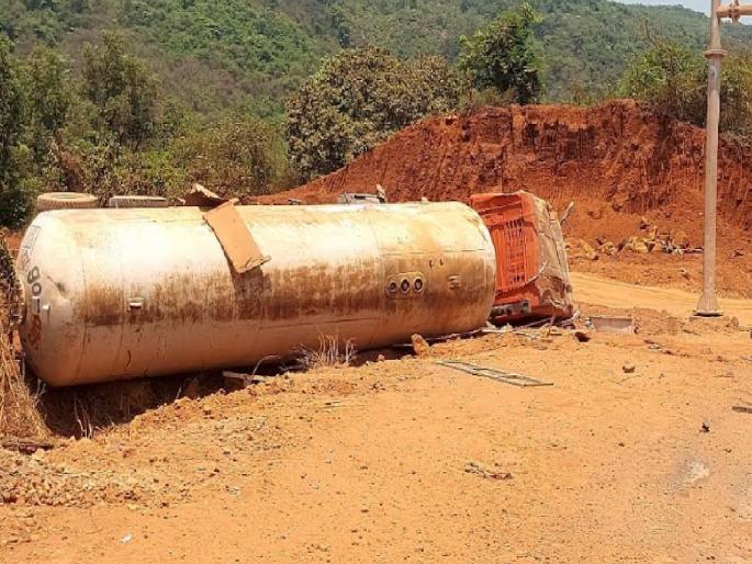 A tanker carrying CNG gas overturned at Nivali Ghat on the Mumbai Goa highway | Ratnagiri: मुंबई-गोवा महामार्गावर गॅस टॅंकर उलटला A tanker carrying CNG gas overturned at Nivali Ghat on the Mumbai Goa highway | Ratnagiri: मुंबई-गोवा महामार्गावर गॅस टॅंकर उलटला
