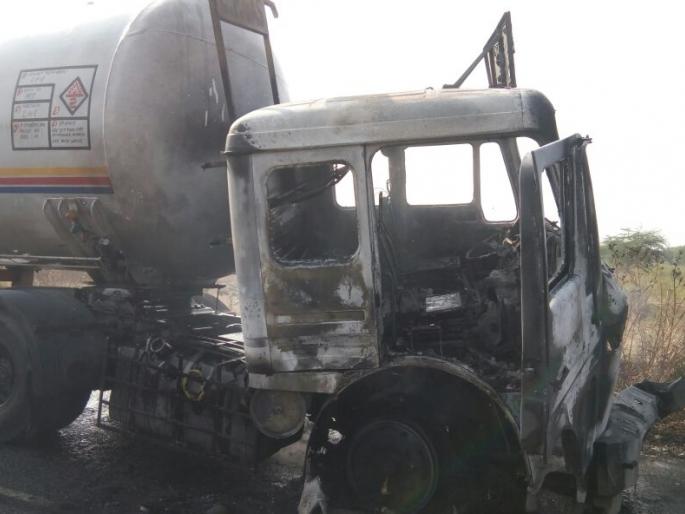 Gas tanker near Balapur was hit by another tanker: A major accident was avoided | बाळापूरजवळ गॅस टॅँकर दुसर्‍या टॅँकरवर आदळला : मोठी दुर्घटना टळली