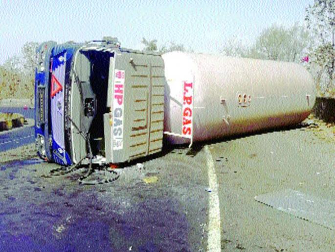Gas tanker crashed in Kasara Ghat, driver injured | कसारा घाटात गॅसटँकर उलटला, चालक जखमी Gas tanker crashed in Kasara Ghat, driver injured | कसारा घाटात गॅसटँकर उलटला, चालक जखमी