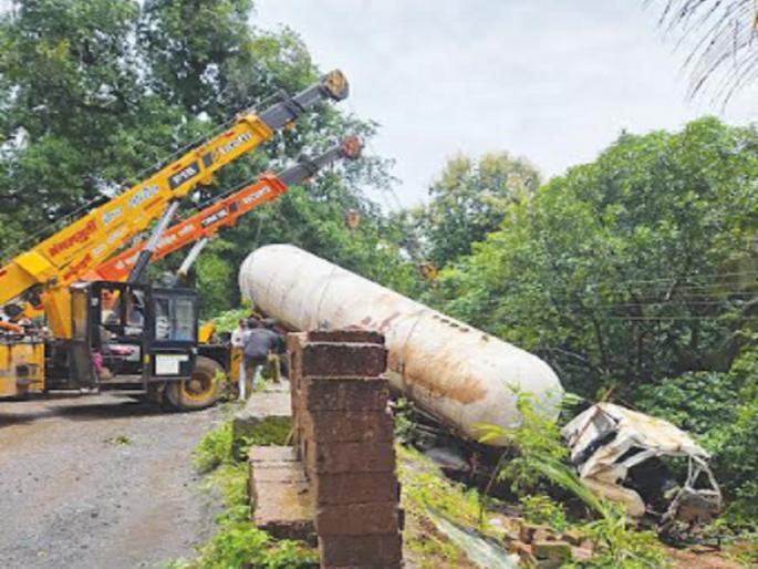 Gas tanker overturns Mumbai Goa highway closed for 15 hours Incident at Hatkhamba near Ratnagiri | गॅसवाहू टँकर उलटला, मुंबई-गोवा महामार्ग १५ तास बंद; रत्नागिरीनजीकच्या हातखंबा येथील घटना  Gas tanker overturns Mumbai Goa highway closed for 15 hours Incident at Hatkhamba near Ratnagiri | गॅसवाहू टँकर उलटला, मुंबई-गोवा महामार्ग १५ तास बंद; रत्नागिरीनजीकच्या हातखंबा येथील घटना