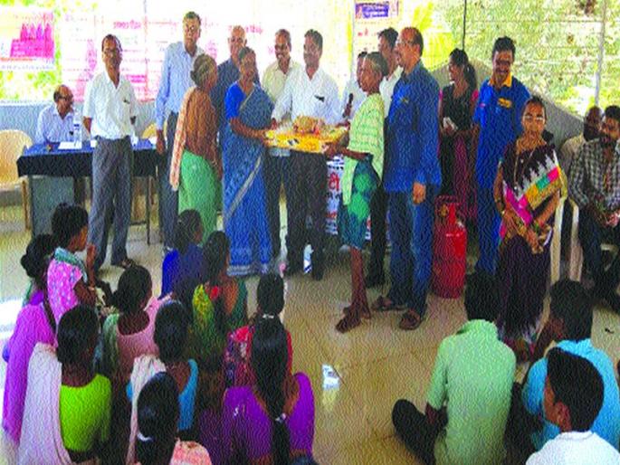 House gas distribution to tribals | आदिवासींना घरगुती गॅसचे वाटप