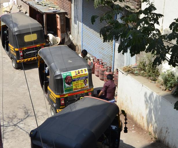 Gas bomb in human habitation of Solapur city; Solapur's life threatens danger! | सोलापूर शहराच्या मानवी वसाहतीतच गॅस‘बॉम्ब’; सोलापूरकरांच्या जीविताला धोक्याची घंटा !