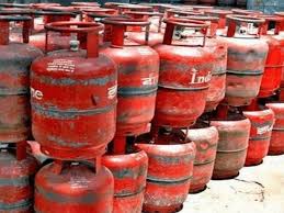 The current of 100 to domestic gas consumers increased by another 50 in a fortnight | घरगुती गॅस ग्राहकांना १०० चा करंट, पंधरवड्यात आणखी ५० वाढले The current of 100 to domestic gas consumers increased by another 50 in a fortnight | घरगुती गॅस ग्राहकांना १०० चा करंट, पंधरवड्यात आणखी ५० वाढले