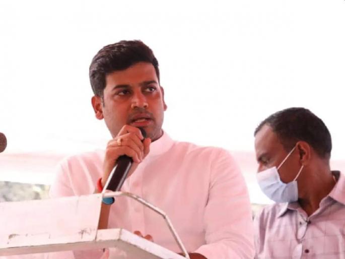 We don't care about Sanjay Raut, Shrikant Shinde took to the streets of Thane | संजय राऊत यांना आम्ही महत्त्व देत नाही, श्रीकांत शिंदे उतरले ठाण्याच्या रस्त्यावर We don't care about Sanjay Raut, Shrikant Shinde took to the streets of Thane | संजय राऊत यांना आम्ही महत्त्व देत नाही, श्रीकांत शिंदे उतरले ठाण्याच्या रस्त्यावर