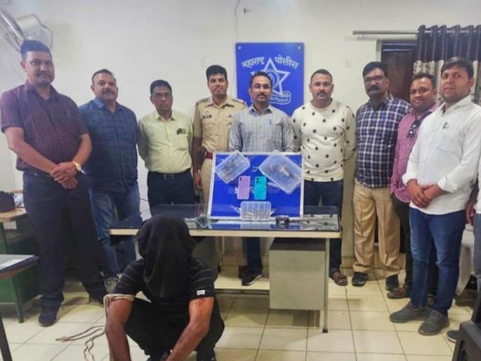Chased and apprehended on suspicion, pistol found in accused's bag; The accused had come to Nagpur to loot from Madhya Pradesh | संशयावरून पाठलाग करून पकडले, आरोपीच्या बॅगमध्ये पिस्तुल सापडले; मध्यप्रदेशातून लुटपाट करण्यासाठी नागपुरात आले होते आरोपी Chased and apprehended on suspicion, pistol found in accused's bag; The accused had come to Nagpur to loot from Madhya Pradesh | संशयावरून पाठलाग करून पकडले, आरोपीच्या बॅगमध्ये पिस्तुल सापडले; मध्यप्रदेशातून लुटपाट करण्यासाठी नागपुरात आले होते आरोपी