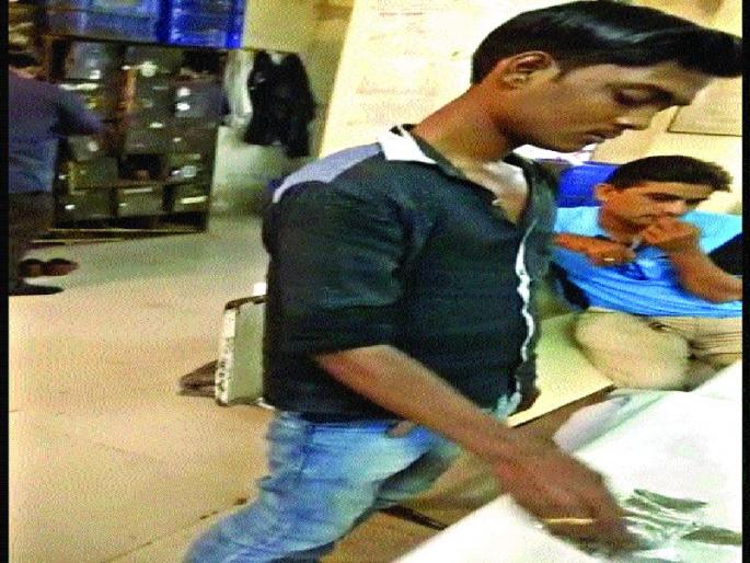  The guard was caught by the guards, APMC type | गांजाविक्रेत्याला सुरक्षारक्षकांनी पकडले, एपीएमसीतील प्रकार