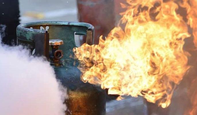 Gas exploded while making Chiwda for Diwali; The death of the child is serious | दिवाळीनिमित्त चिवडा बनवताना गॅसचा भडका उडाला; मुलाचा मृत्यू तर आजी गंभीर Gas exploded while making Chiwda for Diwali; The death of the child is serious | दिवाळीनिमित्त चिवडा बनवताना गॅसचा भडका उडाला; मुलाचा मृत्यू तर आजी गंभीर