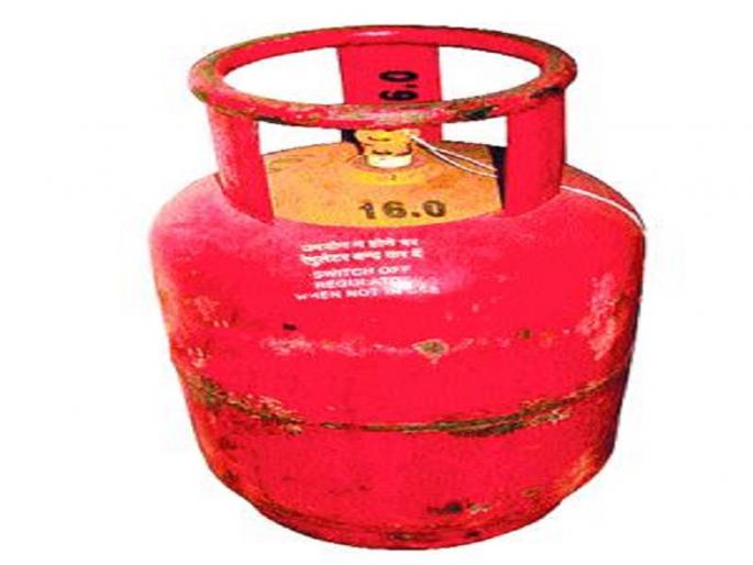 Gas cylinder in Jalgaon at the threshold of 5 rupees | जळगावात गॅस सिलिंडर ७०० रुपयांच्या उंबरठ्यावर
