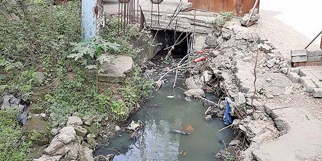 Alarm bells ringing on open gutters! | उघड्या गटारांवरील सळ्या देतायत धोक्याची घंटा !