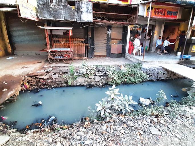 Open miscreants endanger lives of citizens in revenge | उघड्या गटारांमुळे बदलापुरातील नागरिकांचा जीव धोक्यात Open miscreants endanger lives of citizens in revenge | उघड्या गटारांमुळे बदलापुरातील नागरिकांचा जीव धोक्यात