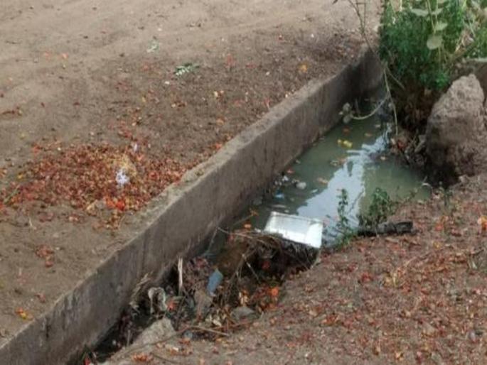 Municipality's eye on those who throw leftover food, oil products in the gutter chamber | उरलेले अन्न, तेलाचे पदार्थ गडरच्या चेंबरमध्ये टाकणाऱ्यावर मनपाची नजर Municipality's eye on those who throw leftover food, oil products in the gutter chamber | उरलेले अन्न, तेलाचे पदार्थ गडरच्या चेंबरमध्ये टाकणाऱ्यावर मनपाची नजर