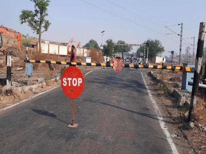 Passenger dies after falling from running train The dead body was found in the railway gate on Palkhi Marg | धावत्या रेल्वेमधून पडल्याने प्रवाशाचा मृत्यू; पालखी मार्गावरील रेल्वेगेट मध्ये आढळला मृतदेह Passenger dies after falling from running train The dead body was found in the railway gate on Palkhi Marg | धावत्या रेल्वेमधून पडल्याने प्रवाशाचा मृत्यू; पालखी मार्गावरील रेल्वेगेट मध्ये आढळला मृतदेह