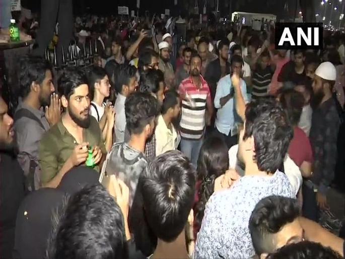 JNU Attack Protest continues at Gateway of India in Mumbai | JNU Attack : गेटवेवरील आंदोलकांना पोलिसांनी घेतलं ताब्यात; आझाद मैदानात रवानगी JNU Attack Protest continues at Gateway of India in Mumbai | JNU Attack : गेटवेवरील आंदोलकांना पोलिसांनी घेतलं ताब्यात; आझाद मैदानात रवानगी