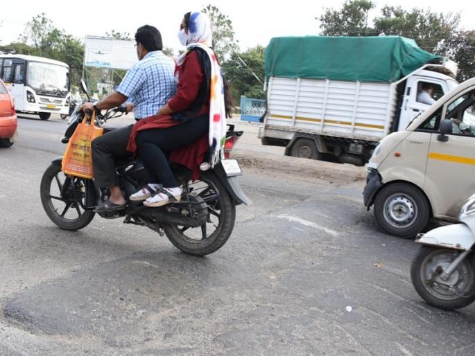 Shocking! A two-wheeler driver was killed by a speed breaker on Jalna Road | धक्कादायक ! जालना रोडवरील गतीरोधकाने घेतला दुचाकीचालकाचा बळी Shocking! A two-wheeler driver was killed by a speed breaker on Jalna Road | धक्कादायक ! जालना रोडवरील गतीरोधकाने घेतला दुचाकीचालकाचा बळी
