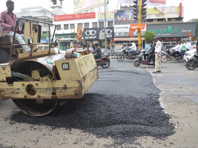 PWD finally wakes up after three deaths; put up a huge speed breaker at Akashwani and Amarpreet Chowk | तीन मृत्यूनंतर अखेर पीडब्ल्यूडीला जाग; आकाशवाणी, अमरप्रीत चौकात मोठे गतिरोधक टाकले PWD finally wakes up after three deaths; put up a huge speed breaker at Akashwani and Amarpreet Chowk | तीन मृत्यूनंतर अखेर पीडब्ल्यूडीला जाग; आकाशवाणी, अमरप्रीत चौकात मोठे गतिरोधक टाकले