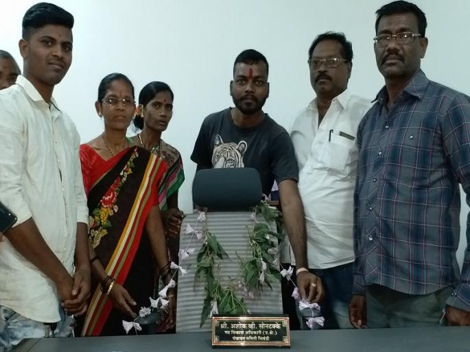 Shreeji Swachhivi movement by throwing the necklace to the chairmanship of Bhiwandi Group Development Officer | भिवंडीतील गटविकास अधिकाऱ्यांच्या खुर्चीला बेशरम पानाफुलांचा हार घालून श्रमजीवीचे आंदोलन Shreeji Swachhivi movement by throwing the necklace to the chairmanship of Bhiwandi Group Development Officer | भिवंडीतील गटविकास अधिकाऱ्यांच्या खुर्चीला बेशरम पानाफुलांचा हार घालून श्रमजीवीचे आंदोलन