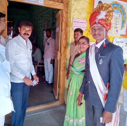 Wedding and voting | बोहल्यावर चढण्यापूर्वी नवरदेवाने केले मतदान Wedding and voting | बोहल्यावर चढण्यापूर्वी नवरदेवाने केले मतदान