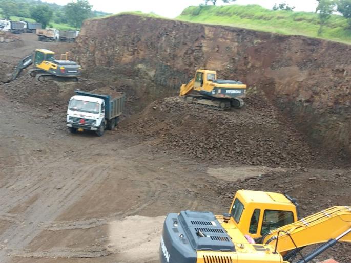 Demand to Tehsildar to stop secondary mining | गौण खनिज उत्खनन थांबवण्यासाठी तहसिलदारांना साकडे Demand to Tehsildar to stop secondary mining | गौण खनिज उत्खनन थांबवण्यासाठी तहसिलदारांना साकडे