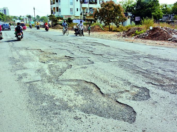 Work on the road to speed, to overcome the pitfalls! | रस्त्याचे काम वेग घेईना, खड्डय़ांचा त्रास संपेना!