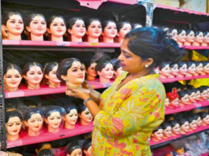 Ganesh Mahotsav : Gaurai's decorations, women's group gathers for offerings | गौराईचा साजशृंगार, नैवेद्यासाठी महिला वर्गाची लगबग Ganesh Mahotsav : Gaurai's decorations, women's group gathers for offerings | गौराईचा साजशृंगार, नैवेद्यासाठी महिला वर्गाची लगबग
