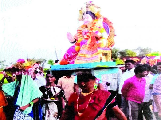 The tradition of 'Gauri dancing' in Kharap in the district is 'Shatki' tradition | जिल्ह्यातील खारेपाटात गौराई नाचविण्याची ‘शतकी’ परंपरा The tradition of 'Gauri dancing' in Kharap in the district is 'Shatki' tradition | जिल्ह्यातील खारेपाटात गौराई नाचविण्याची ‘शतकी’ परंपरा