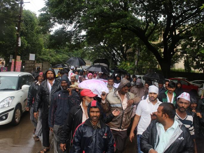 Kolhapur: 'Thadi Morcha' from Gaurabhad villagers, get back assured after getting the assurance | कोल्हापूर : गौरवाड ग्रामस्थांकडून ‘तिरडी मोर्चा’, आश्वासन मिळाल्याने ठिय्या आंदोलन मागे