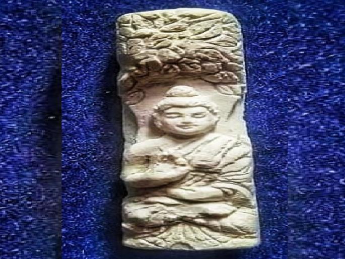 Gautam Buddha created in just 4 cm chalk the art invention of micro artist Santosh Kamble from Kolhapur | video- खडूत साकारले गौतम बुद्ध, कोल्हापुरातील मायक्रो आर्टिस्ट संतोष कांबळे यांचा कलाआविष्कार Gautam Buddha created in just 4 cm chalk the art invention of micro artist Santosh Kamble from Kolhapur | video- खडूत साकारले गौतम बुद्ध, कोल्हापुरातील मायक्रो आर्टिस्ट संतोष कांबळे यांचा कलाआविष्कार