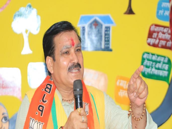 gautam tetwal minister in mohan yadav government stopped speech after hearing the azaan | भाजपच्या मंत्र्यानं अजान ऐकून थांबवलं भाषण; मंचावरूनच पठण केलं, ‘ला इलाहा इल्लल्लाह…’  gautam tetwal minister in mohan yadav government stopped speech after hearing the azaan | भाजपच्या मंत्र्यानं अजान ऐकून थांबवलं भाषण; मंचावरूनच पठण केलं, ‘ला इलाहा इल्लल्लाह…’